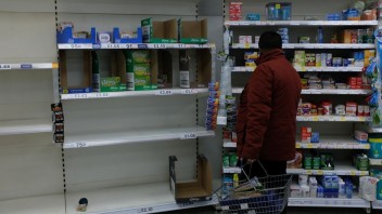 Potravinové dodávateľské reťazce na Ukrajine kolabujú. Obchody a sklady sú prázdne