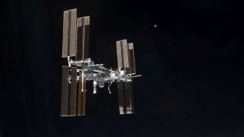 Ruskí kozmonauti prišli na ISS v žlto-modrých kombinézach. Vraj to bola náhoda