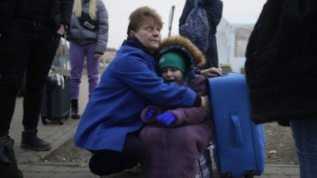 Na Ukrajine zahynulo už vyše 900 civilistov. Z domovov utieklo už desať miliónov ľudí