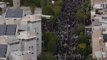 Na pohreb známeho rabína prišlo pol milióna ľudí, izraelský premiér hovorí o obrovskej strate
