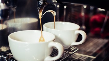 Prečo piť kávu so smotanou nie je vždy ten najlepší nápad?