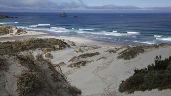 Pri Novom Zélande sa prevrátila rybárska loď. Zahynuli najmenej štyria ľudia