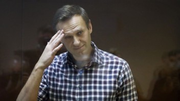 Ruský súd vyhlásil opozičného lídra Navaľného vinným z podvodu, poslal ho na deväť rokov do väzenia
