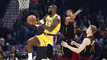 NBA: LA Lakers zvíťazilo 131:120 na palubovke Clevelandu. LeBron James zaznamenal tripple double