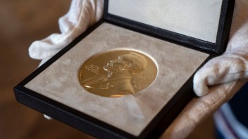 Ruský novinár Muratov oznámil, že vydraží svoju Nobelovu medailu. Výťažok venuje utečencom