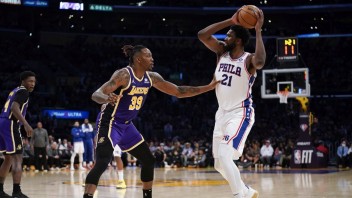 NBA: Philadelphia vyhrala na palubovke LA Lakers, LeBron chýbal pre zranené koleno