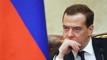 Ruskú vládu podľa Medvedeva len tak niečo nezlomí, sankcie Západu vraj nemajú žiadny vplyv