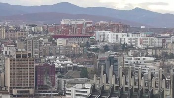 Tisícky ľudí protestovali proti rozhodnutiu kosovskej vlády neumožniť Srbom žijúcim na území Kosova voliť
