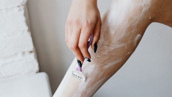 Tieto chyby pri holení nôh robí skoro každá žena: Naučte sa pravidlá odstraňovania chĺpkov