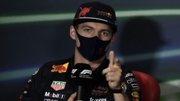 Verstappen vyhral Veľkú cenu Saudskej Arábie F1, tesne zdolal Leclerca
