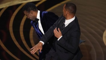 Will Smith sa na Oscaroch postaral o rozruch. Chris Rock dostal facku v priamom prenose
