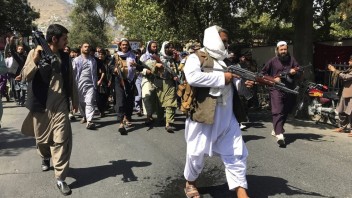 Taliban nariadil vládnym zamestnancom neholiť si bradu, inak môžu prísť o prácu