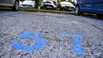 Bratislavské Staré Mesto bude kompenzovať nemožnosť využiť parkovaciu nálepku. Rezidenti môžu požiadať o príspevok