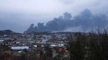 Rusko zasiahlo raketami letisko na západe Ukrajiny a zničilo zásoby palív