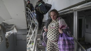 Pôrodnicu v Mariupole nútene evakuovali do Ruska. Ľudí násilím odviedli okupanti, tvrdí vedenie mesta