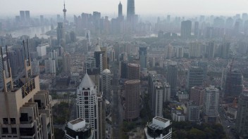 Lockdown rozdelil Šanghaj na dve časti. Na covid otestujú zhruba 16 miliónov obyvateľov