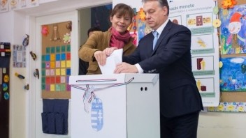 Situácia pred parlamentnými voľbami v Maďarsku sa vyostruje, objavujú sa podozrenia z manipulácie pri hlasovaní