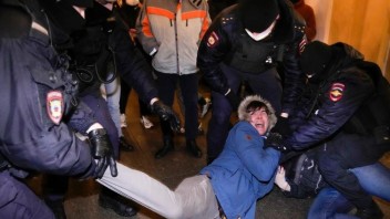 V Rusku sa konali protesty proti okupácii Ukrajiny. Polícia zadržala vyše 170 ľudí
