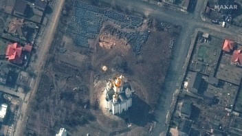 Satelitné snímky Buče ukazujú priekopu na mieste, kde sa našiel masový hrob