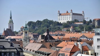 Dominanty Bratislavy sa rozsvietia domodra. Slovensko si tak pripomenie viaceré výročia
