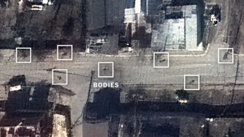 Telá civilistov ležali na uliciach celé týždne. Satelitné snímky vyvracajú tvrdenia Rusov
