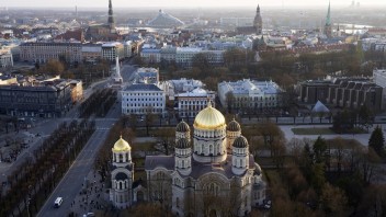 Lotyšsko a Estónsko zatvárajú ruské konzuláty. Ich zamestnancov vyhostia