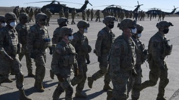 Na východné krídlo NATO je potrebné vyslať viac amerických vojakov, uviedol americký generál