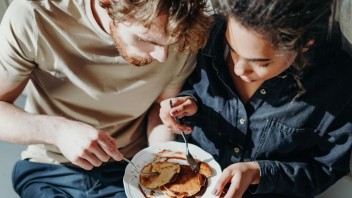 Samy už jesť nebudete: Keď nemáte pri jedle spoločnosť, hrozí ženám depresia aj priberanie