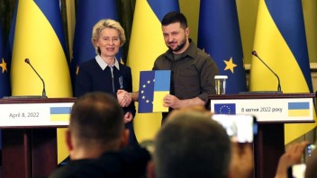 EÚ má rokovať o možnom členstve Ukrajiny, Leyenová odovzdala Zelenskému dotazník