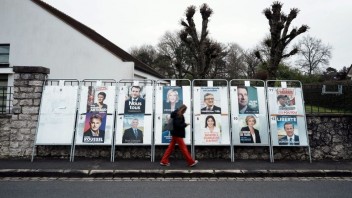 Do druhého kola prezidentských volieb podľa prvých odhadov postúpili Macron a Le Penová