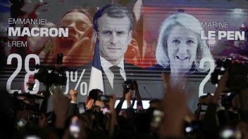 V druhom kole prezidentských volieb sa stretnú Macron a Le Penová, čakajú ich dva týždne náročnej kampane
