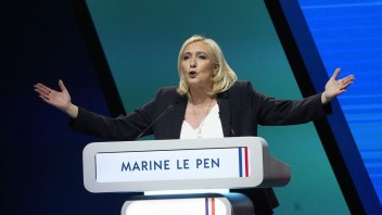 Le Penová zmobilizovala voličov, Macron ju asi porazí len tesne, myslí si politológ