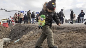 Takmer päť miliónov ukrajinských detí muselo opustiť svoje domovy. Ostatné môžu trpieť nedostatkom jedla