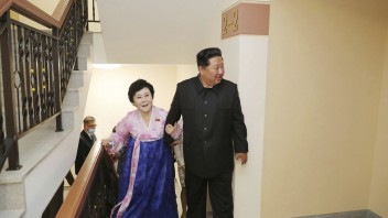 Kim Čong-un daroval svojej hviezdnej hlásateľke luxusnú vilu. Odovzdal jej ju osobne