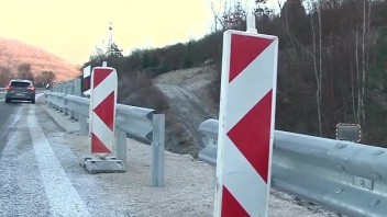 Opravu mosta v Radoli nespustili. Firma žiada viac peňazí, cestári hrozia vypovedaním zmluvy