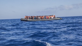 Pri pobreží Líbye sa potopila loď s migrantmi. Desiatky zahynuli, ďalší sú nezvestní