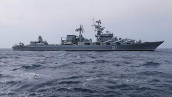 Posádka potopeného krížnika Moskva je podľa Ruska nažive. Stretol sa s ňou šéf námorníctva