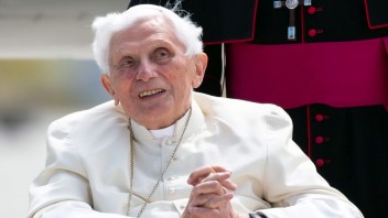 Emeritný pápež Benedikt oslávil 95. narodeniny, podľa jeho osobného sekretára má dobrú náladu