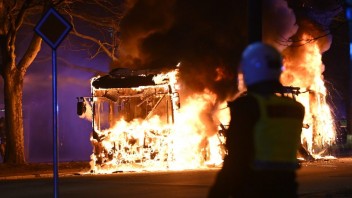 Nepokoje vo Švédsku pokračujú. Výtržníci podpálili auto aj autobus