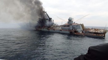 Na internete kolujú snímky, na ktorých je údajne krížnik Moskva, než sa potopil