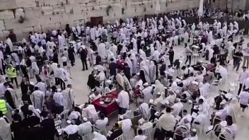 Kňazské požehnanie pri Múre nárekov sa obišlo bez incidentov, zišli sa na ňom tisíce veriacich
