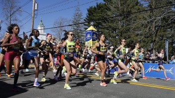 Bostonský maratón vyhrali Keňania. Zúčastnilo sa ho 30-tisíc bežcov