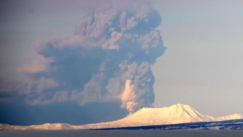 Karymská sopka na Kamčatke sa prebudila. Vychrlila popol do výšky niekoľkých kilometrov