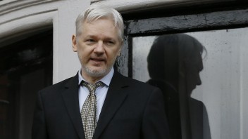 Assange je bližšie k vydaniu do USA. Extradíciu musí ešte schváliť britská ministerka vnútra