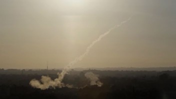 Napätie sa stupňuje. Palestínski militanti vypálili z pásma Gazy štyri rakety na Izrael