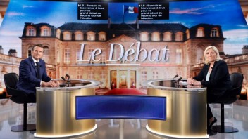 Macron verzus Le Penová. Kto bol podľa prieskumu v predvolebnej debate presvedčivejší?