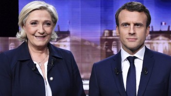 Macron pred finále: Le Penová šíri v kampani hnev, nesmieme dopustiť novú železnú oponu