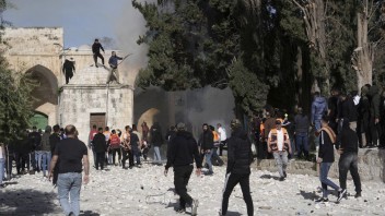 Ďalšie potýčky v Jeruzaleme. Izraelská polícia zasiahla proti palestínskej mládeži, ktorá hádzala kamene