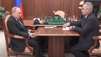 Putin na novom videu kŕčovite zviera stôl. Znova sa rozvírili špekulácie o jeho zdravotnom stave