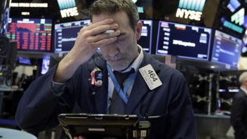 Akcie na amerických burzách sa predávali vo veľkom. Investori sa obávajú vyšších úrokov